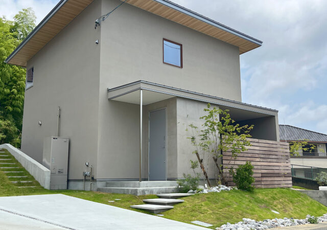 浮き階段とタイルデッキが彩るジャパンディスタイル