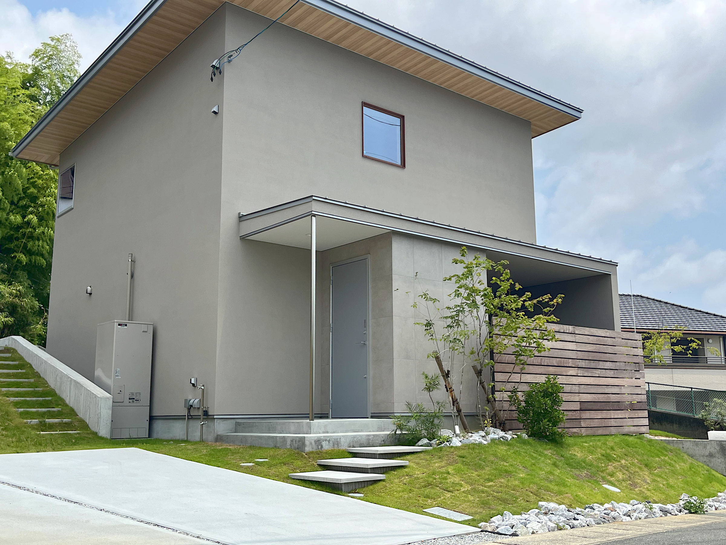 浮き階段とタイルデッキが彩るジャパンディスタイル