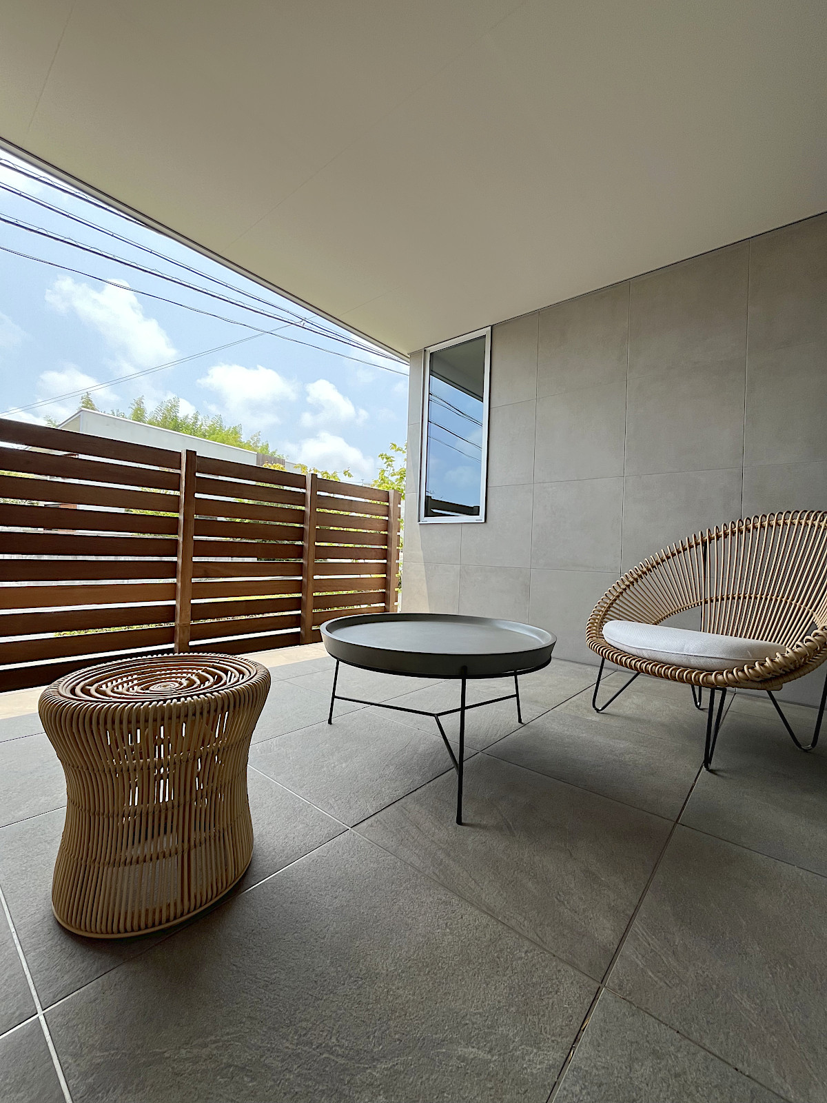 目隠しフェンスとタイルデッキのプライベートテラス