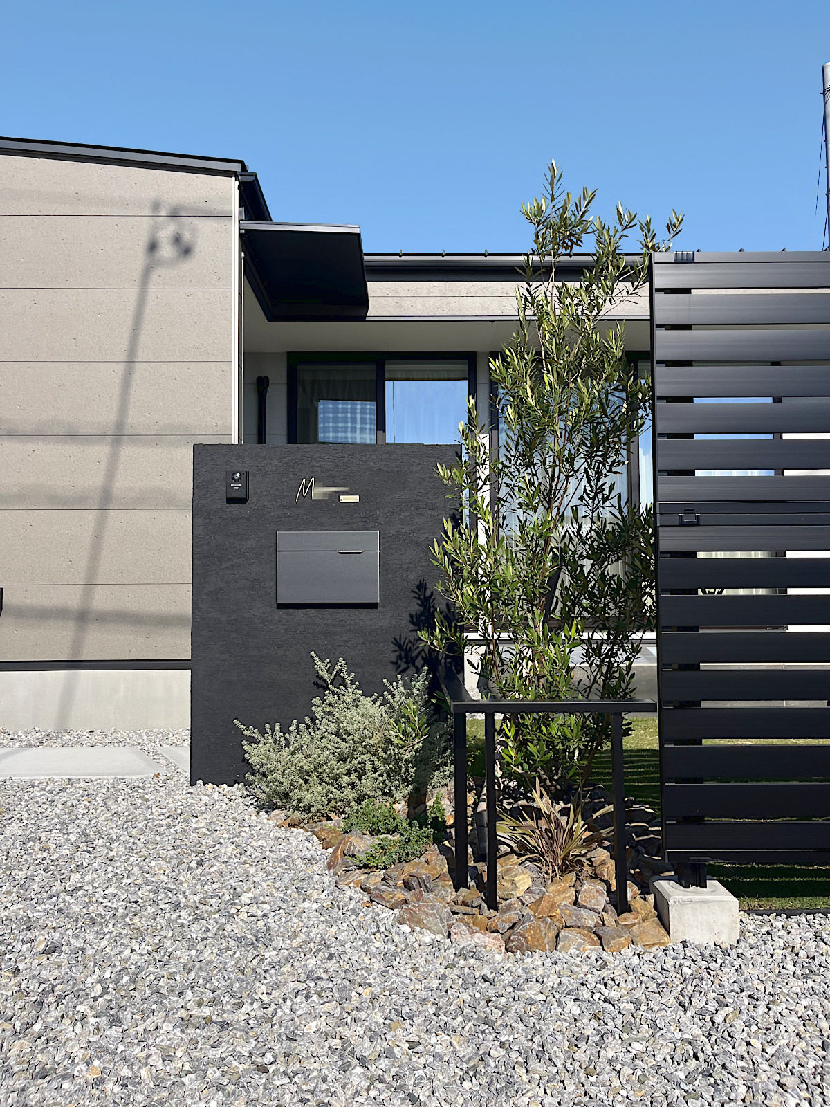 “おうちの顔”はブラックカラーで