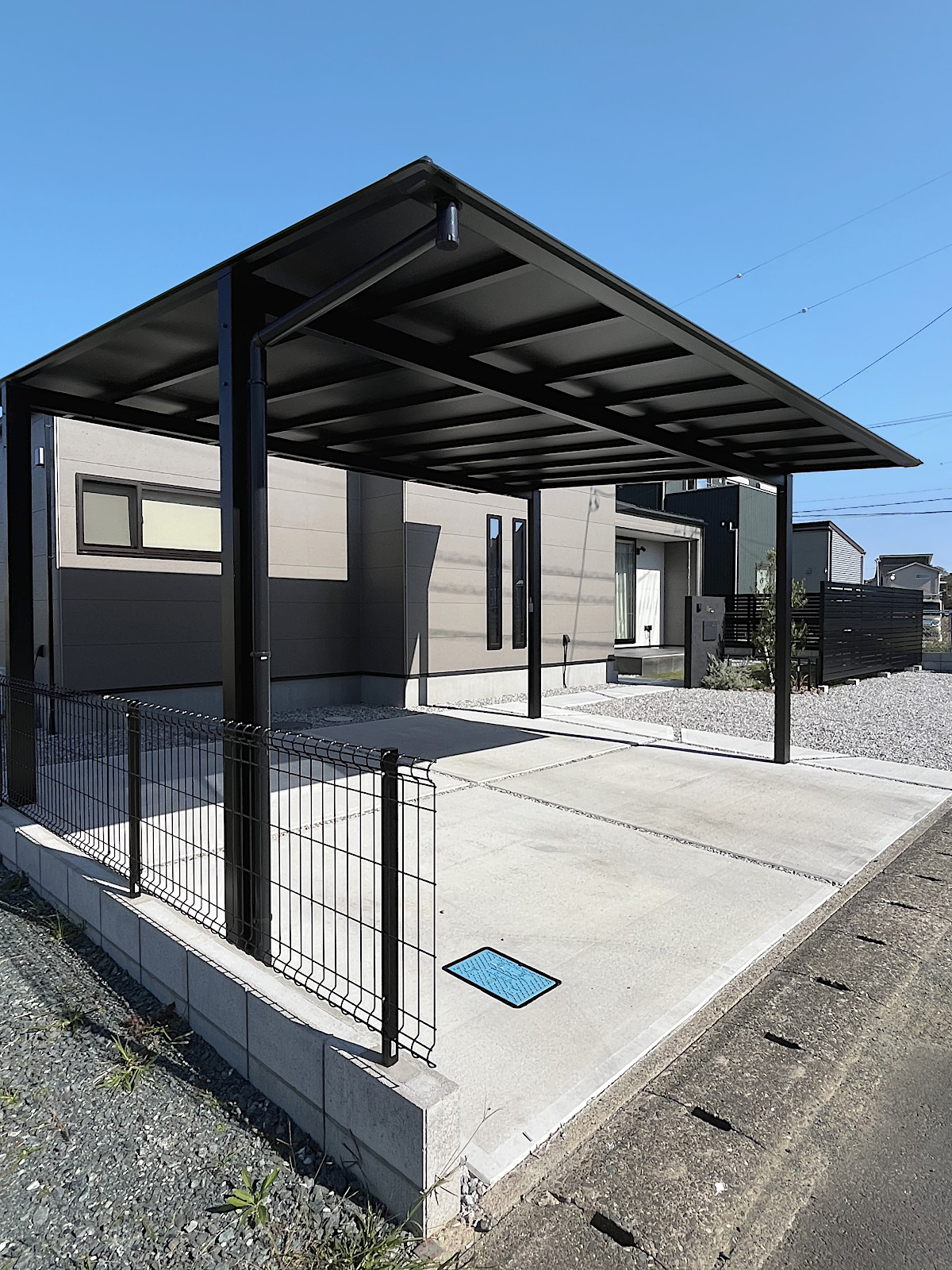 ブラックポリカ屋根のカーポート