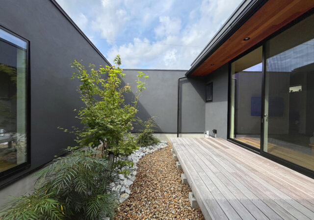 植栽のある中庭とリトルジェムが主役のファサード