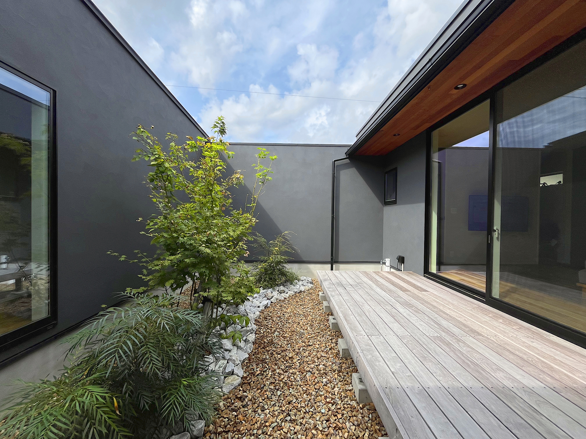 植栽のある中庭とリトルジェムが主役のファサード