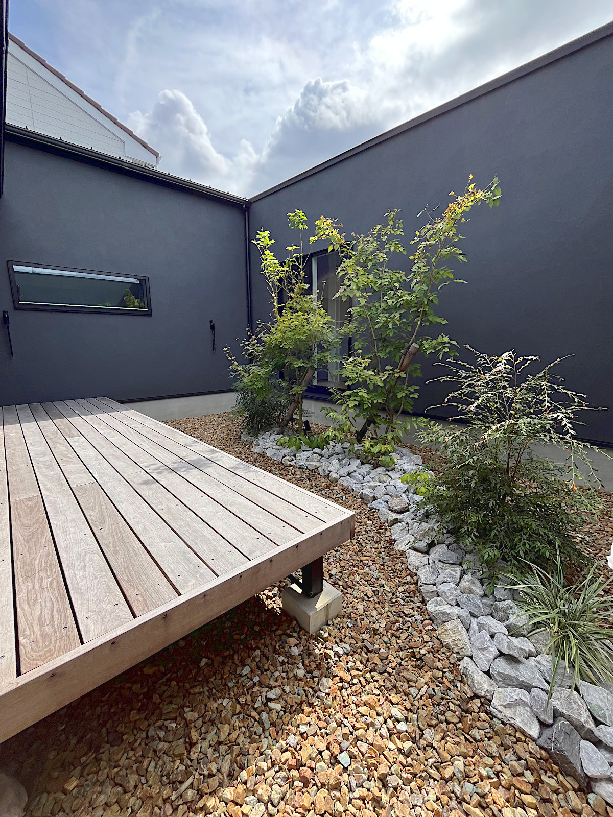 様々なボリュームの植栽で彩る中庭