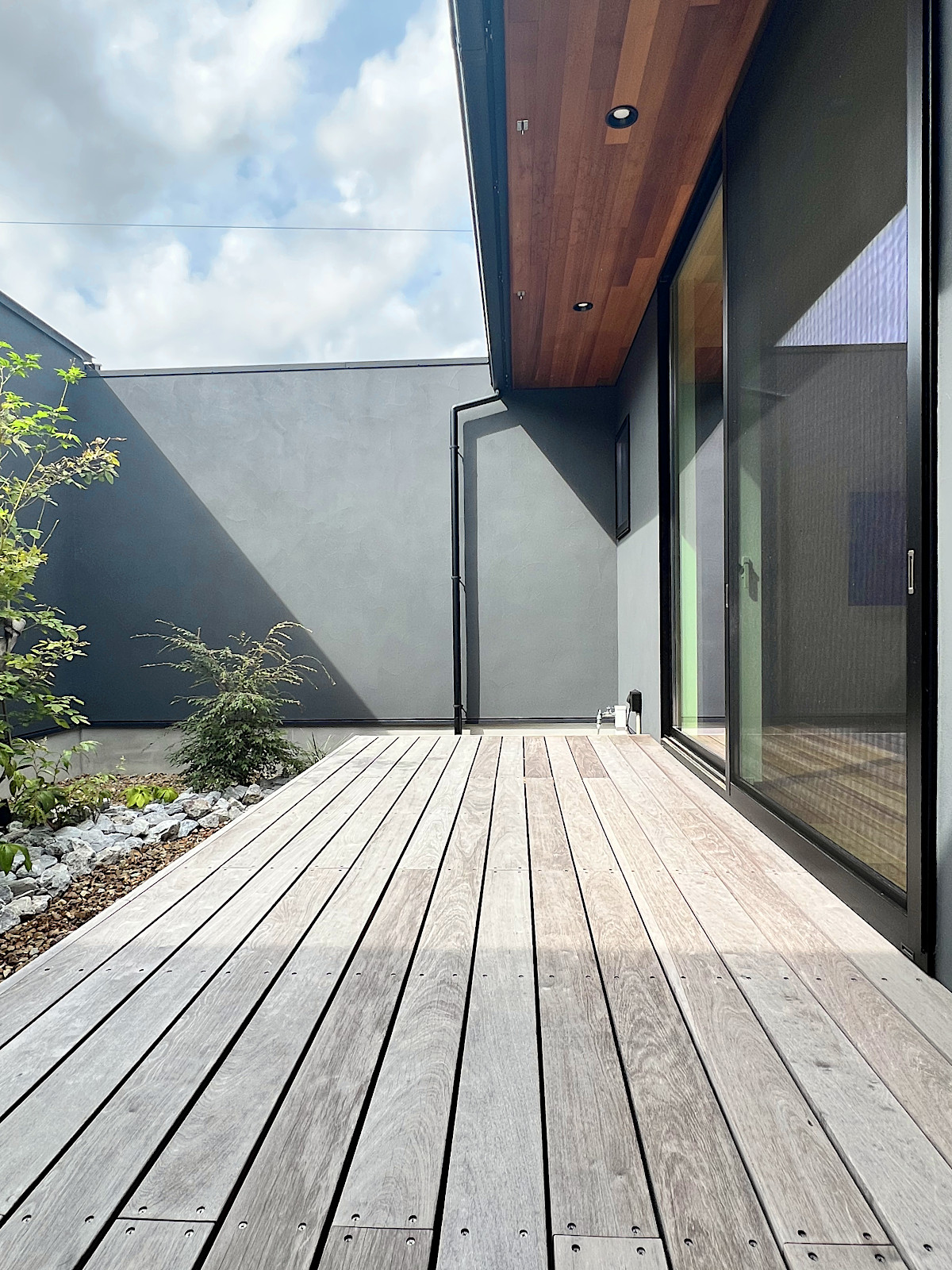 天然木イタウバで作ったウッドデッキ
