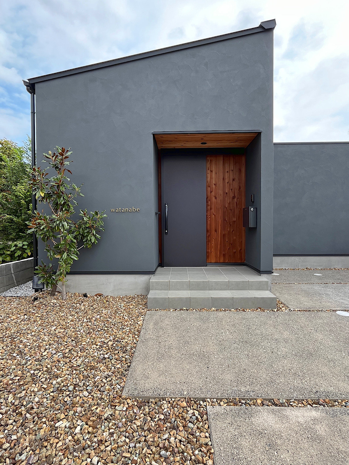 リトルジェムと真鍮風表札でまるでカフェのようなファサード