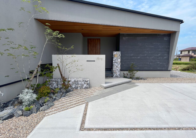 ガビオンと浮き階段とタイルデッキで自然を纏うお庭