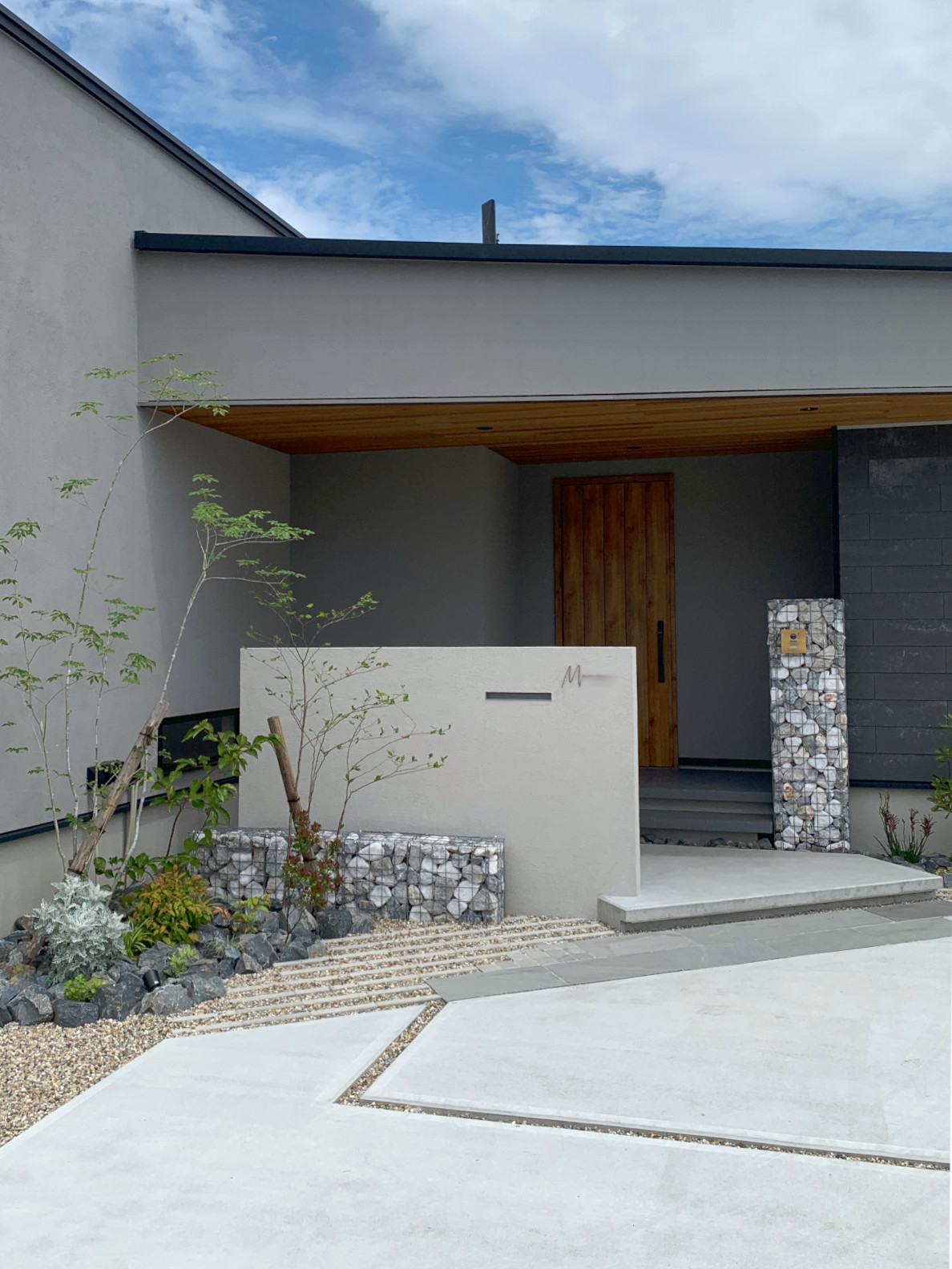 門柱・ガビオン・植栽が織り成すファサード