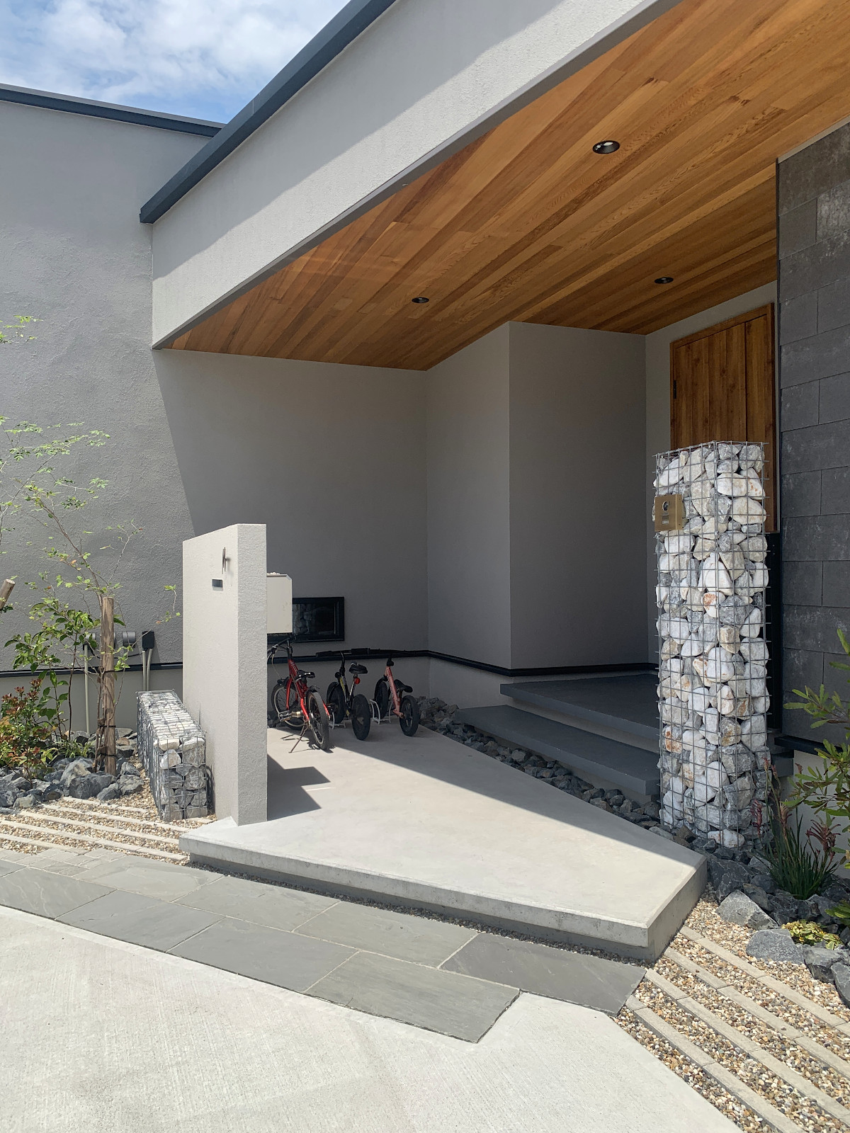 門柱の裏は軒を活かしたサイクルポート