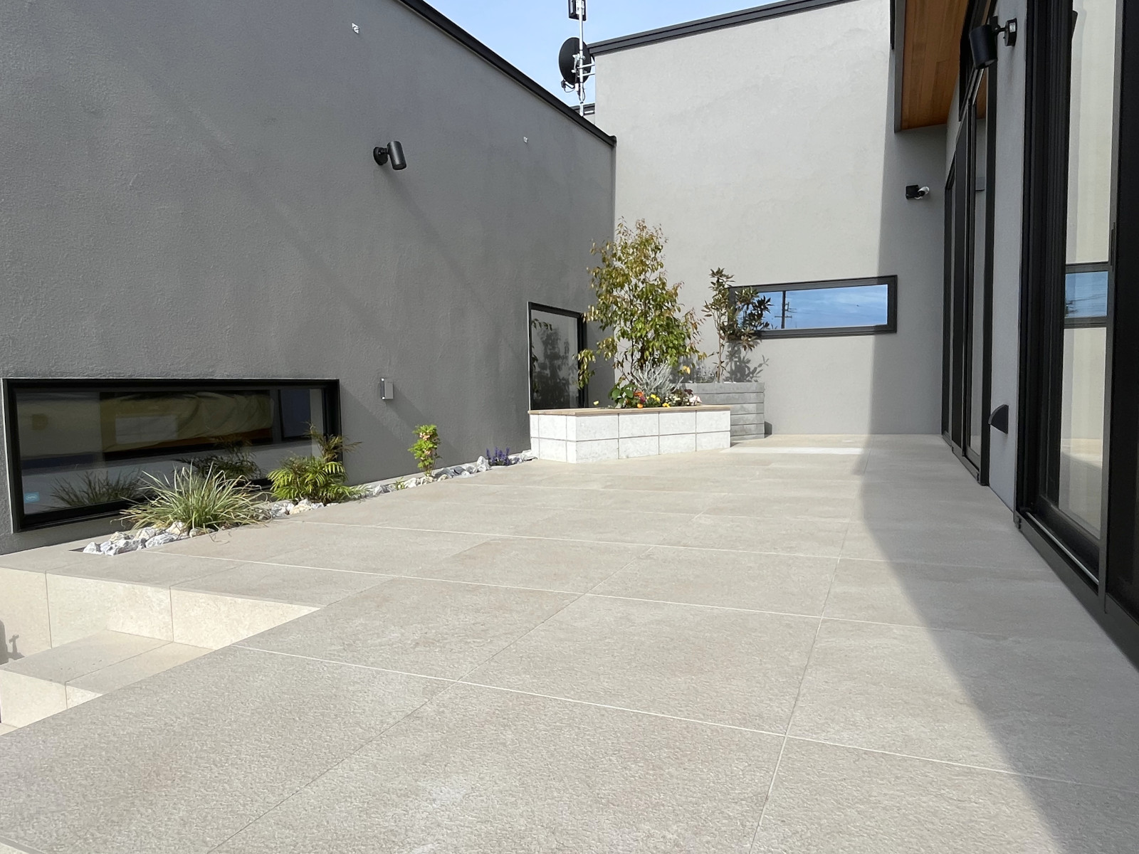 中庭には一面のタイルデッキ